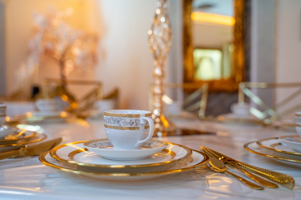 Goldene Hochzeitstafel im Riad Mashallah in Karben mit edlem Geschirr und stilvoller Dekoration