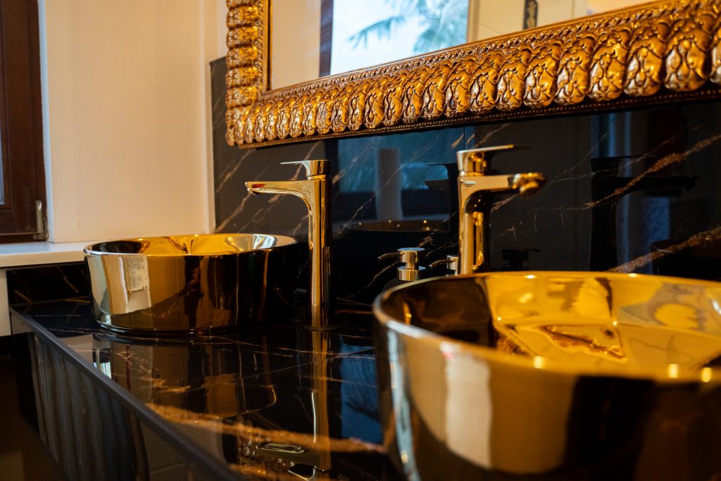 Luxus-Waschbecken mit goldener Armatur und Marmorplatte im Riad Mashallah Eventsaal Karben