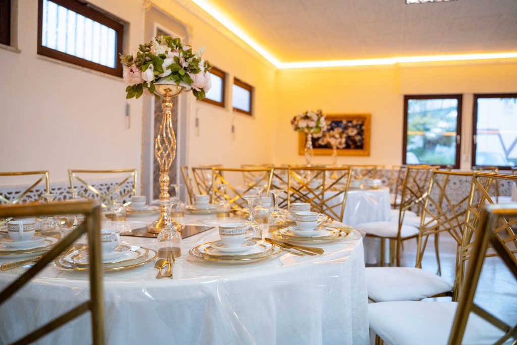 Festlich gedeckter Hochzeitstisch mit goldenen Stühlen und Blumendekoration im Riad Mashallah Karben