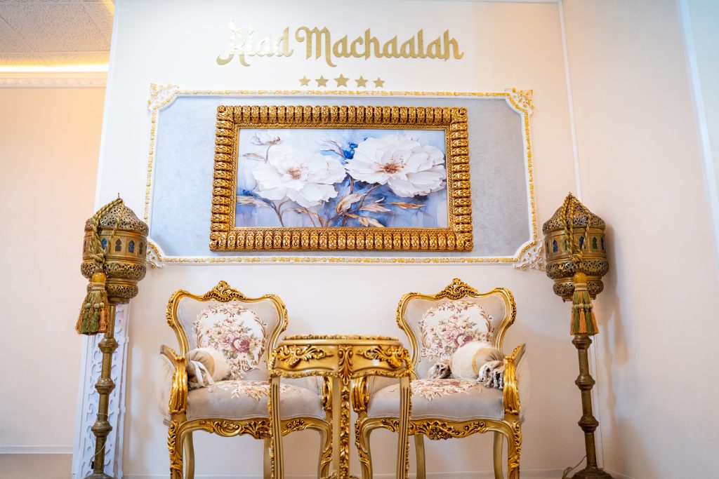 Orientalische Sitzecke mit goldenen Stühlen und Wanddekoration im Riad Mashallah Eventsaal Karben