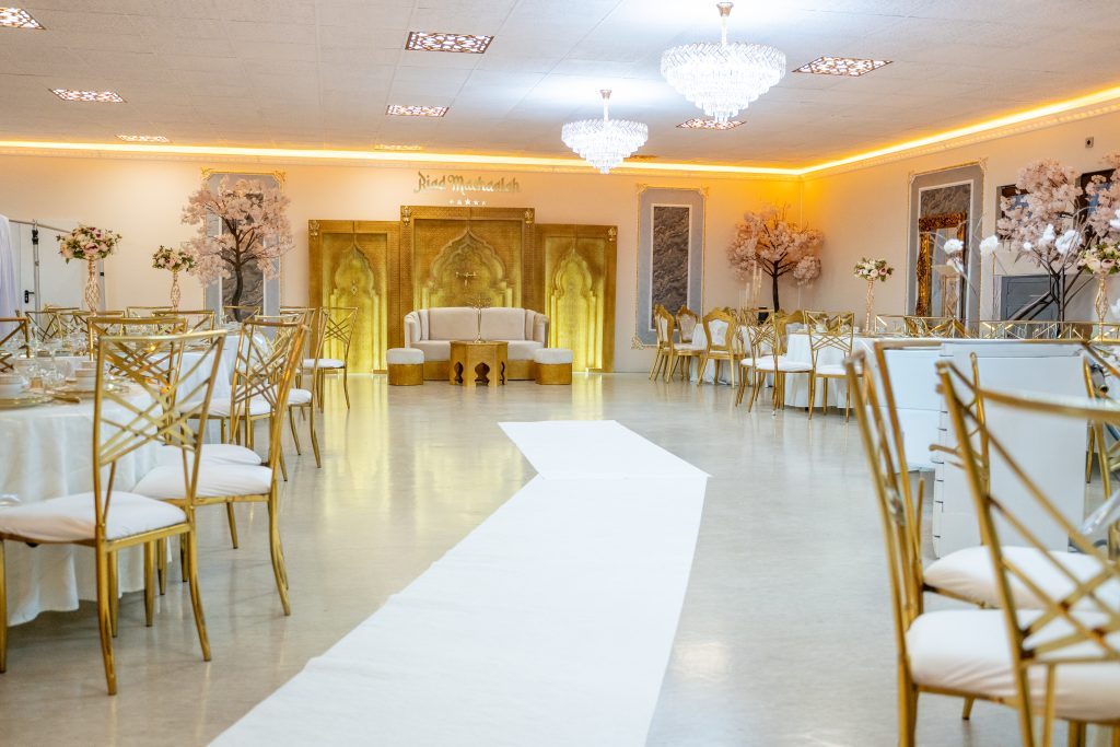 Hochzeitssaal Riad Mashallah in Karben mit festlich dekorierten Tischen, goldenen Stühlen und Kronleuchtern