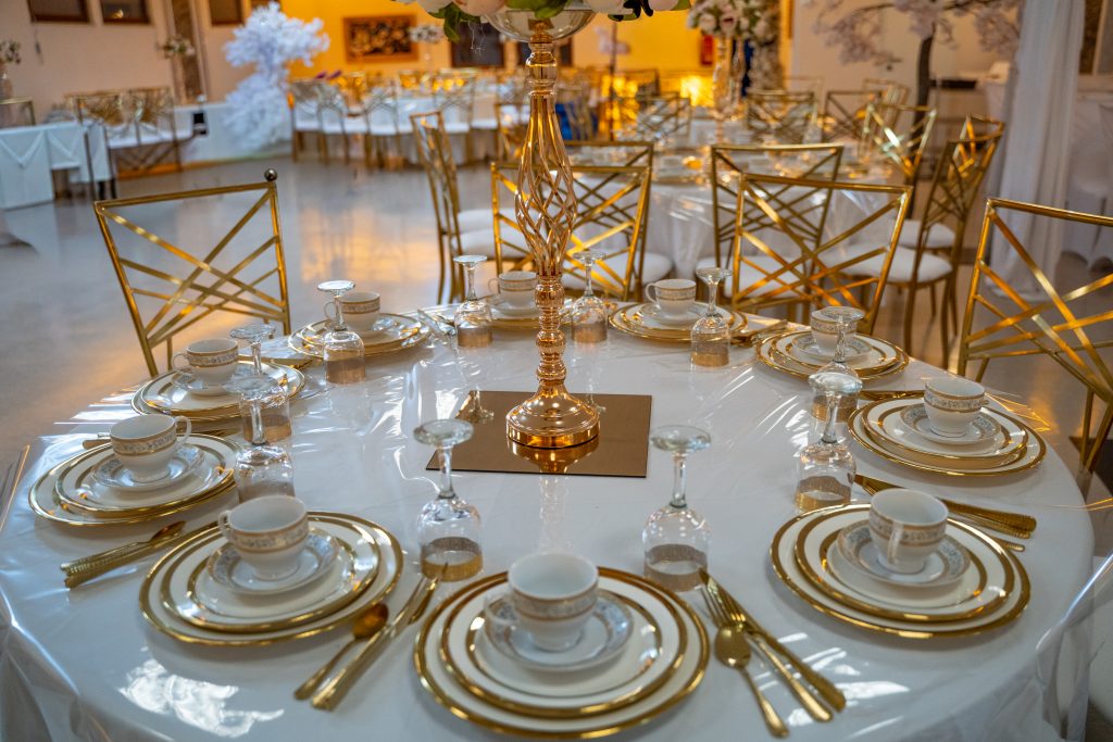 Hochzeitstafel im Riad Mashallah Karben mit goldener Dekoration und eleganten Porzellantellern