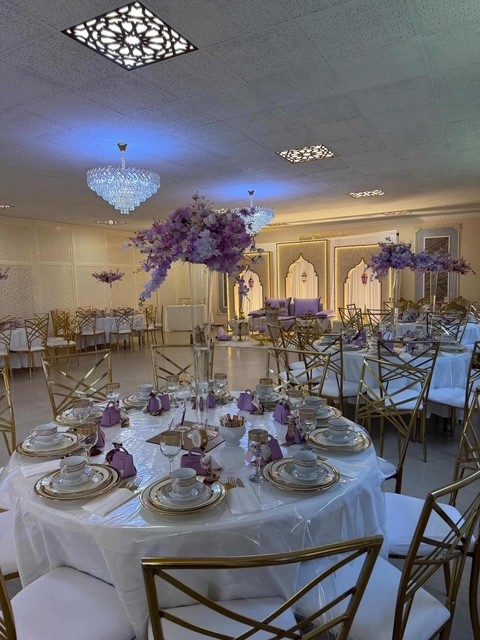 Hochzeitssaal Riad Mashallah in Karben mit festlich dekorierten Tischen, goldenen Stühlen und Kronleuchtern
