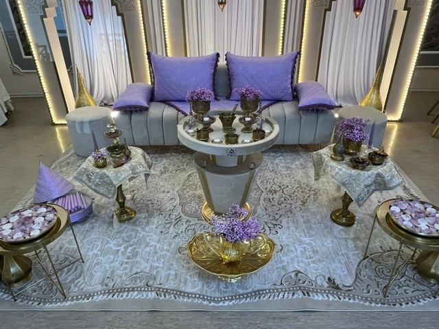 Dekorierte Bühne für das Brautpaar im Riad Mashallah Hochzeitssaal in Karben