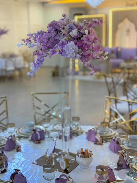 Festlich gedeckter Hochzeitstisch mit goldenen Stühlen und Blumendekoration im Riad Mashallah Karben